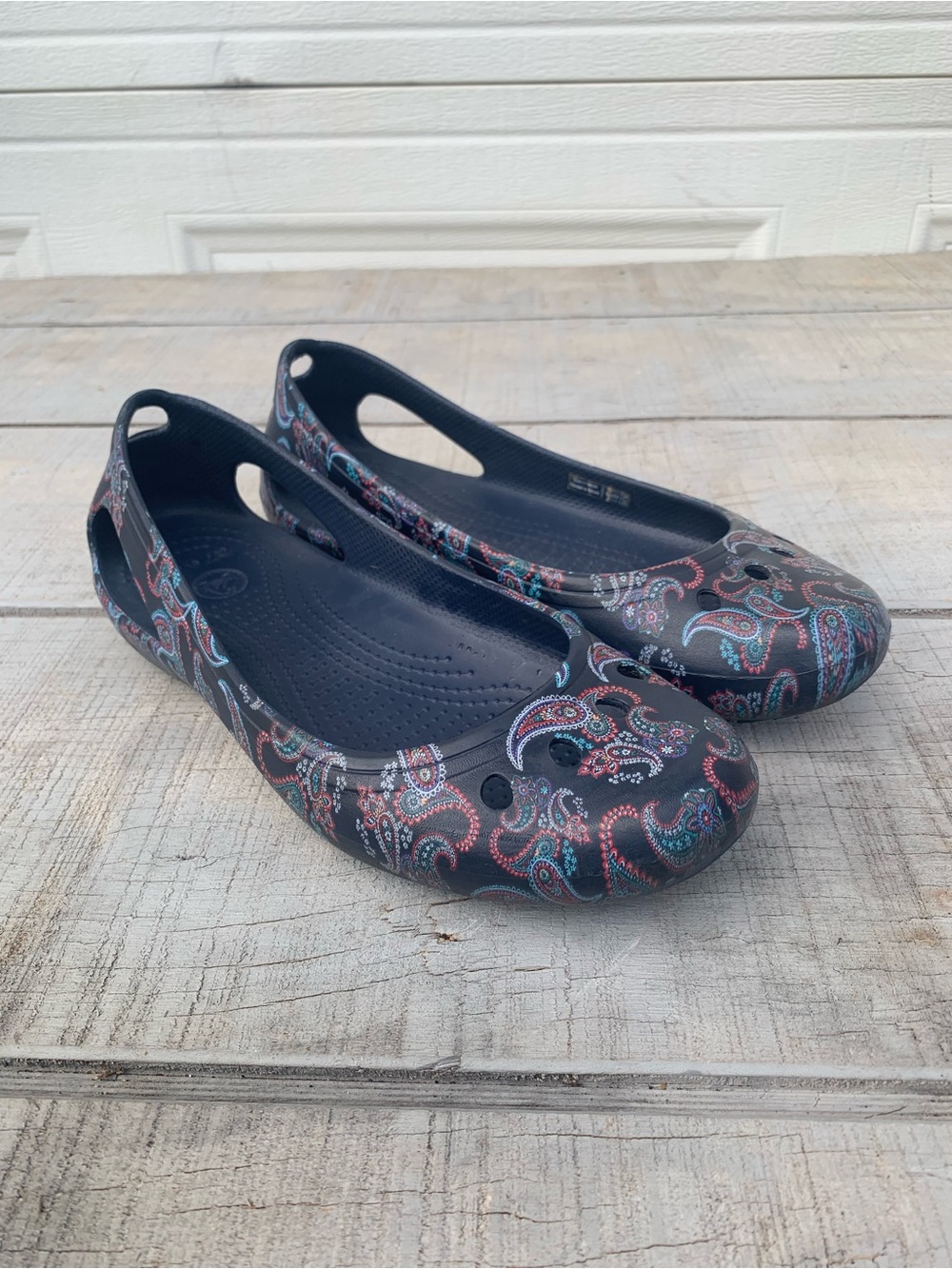 Crocs Women's Kadee Florals Flats Paisley Floral Navy Size 9 Casual Comfy Summer - Picture 2 of 9